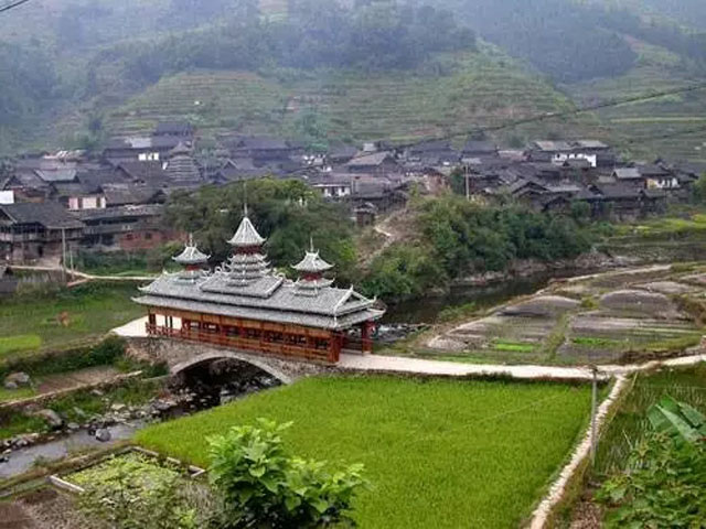 來到古樸的岜扒，這里自然生態(tài)完好，吊腳樓、鼓樓、花橋掩映于叢林